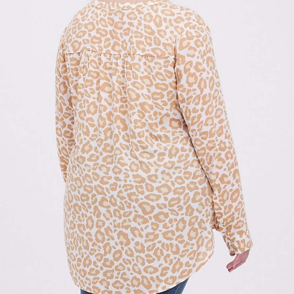 Torrid plus animal leopard print v neck top, 2X, beige - Picture 4 of 15